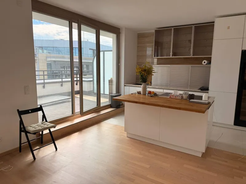 Wohnung mit großer Terrasse in der Gegend Naturkundemuseum/Nordbahnhof — photo 1